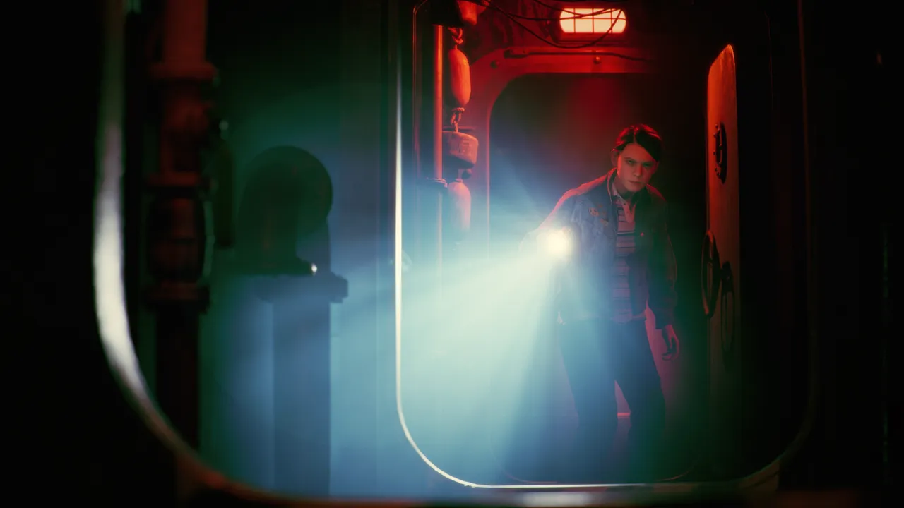 Player character Emily enters a room, holding a flashlight in Ire: A Prologue.